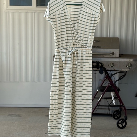 Lucky Brand Dresses & Skirts - Lucky Brand Black and White Flutter Sleeve Midi Sundress